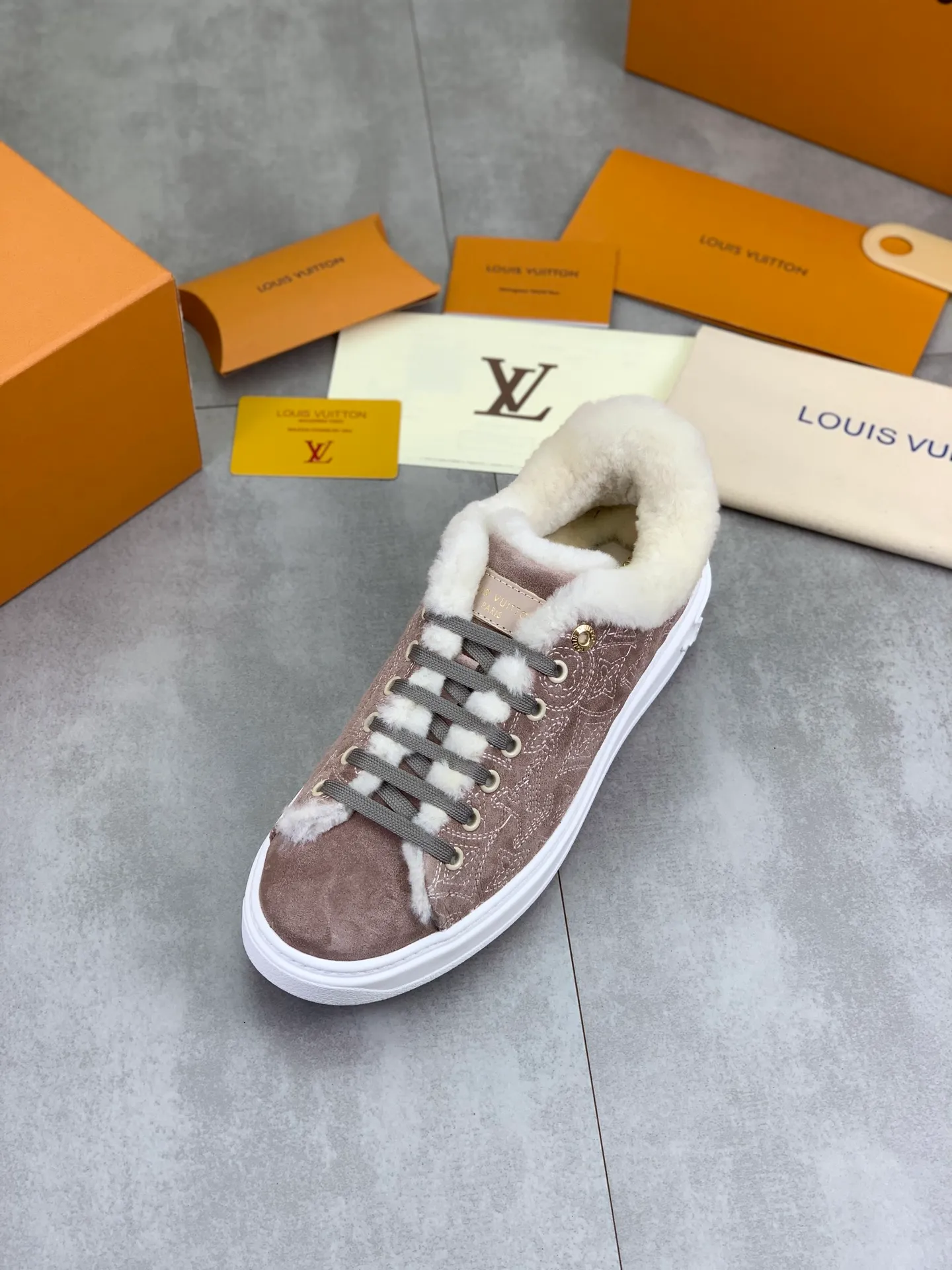 Factory price P740 Wool lining 💶 Top version [LOUIS VUITTON] Couple 🧑‍🤝‍🧑 Craftsman style Counter series (original order) New style 🍀LV Louis Vuitton - top version LV classic high-top trendy shoes! Made of imported original craft calfskin, original warm wool lining, and original wear-resistant, lightweight, high-end TPU outsole! High quality products! 3️⃣ colors available, code numbers: female 35-39, male 39-44 (female 40, male 45 46 customized)